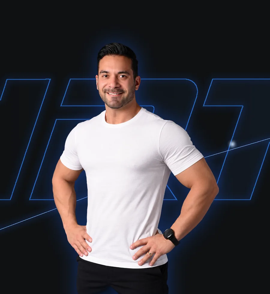 Matheus Baltar, criador do Método IRT, de camiseta branca com as mãos na cintura, diante do logotipo IRT iluminado em azul